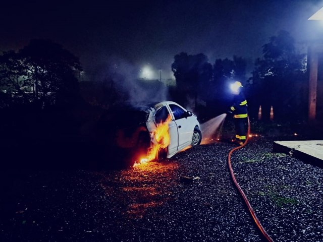 Carro incendiado no bairro Pedreira, em Tupanciret  