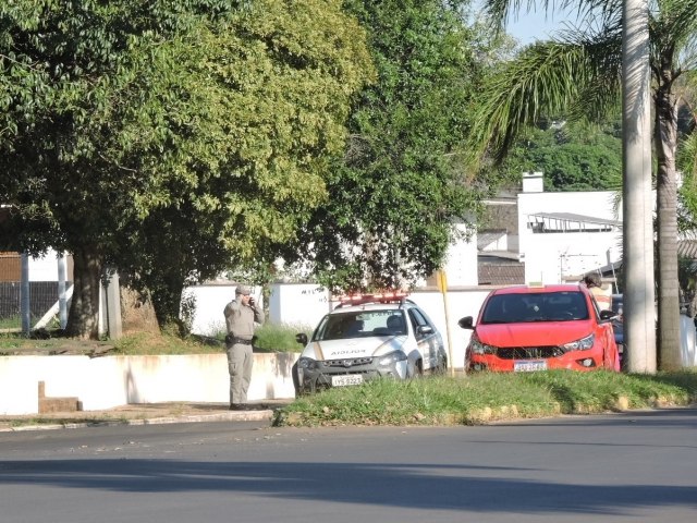 Pedestre sofre escoriaes aps ser atingida por veculo na Av. Cel. Luiz Azevedo 