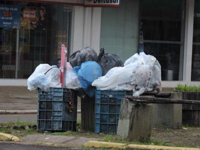 Servio de recolhimento do lixo urbano retomado nesta tera-feira, 16