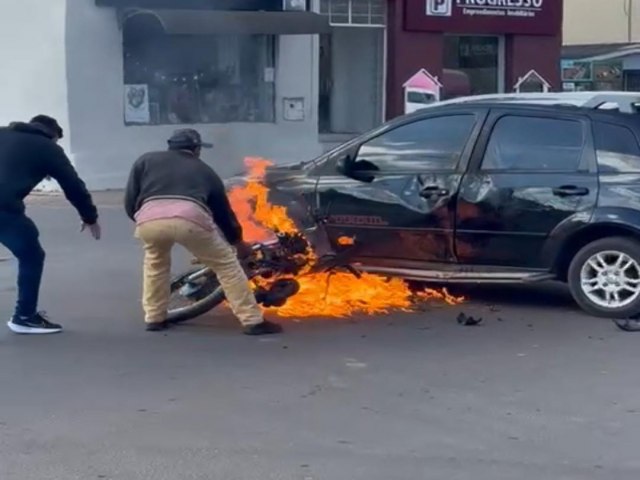 Moto pega fogo aps coliso com carro na rea central de Tupanciret