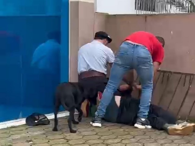 Indivduo detido por populares  preso em flagrante por furto de pneus em loja de Tupanciret 