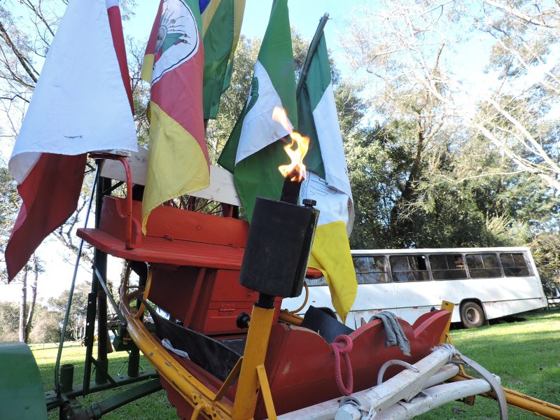 Cavaleiros fazem parada em Tupanciret durante trajeto da Chama Crioula rumo a Panambi 