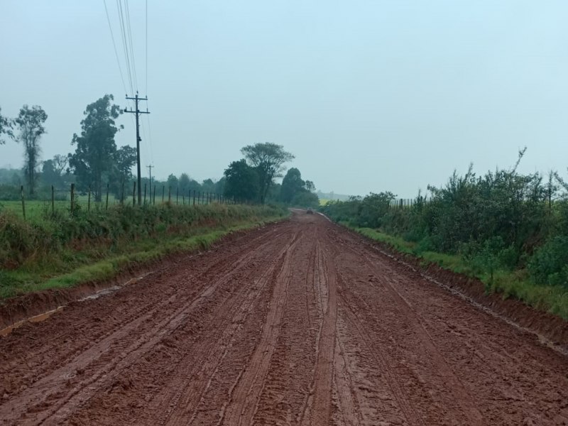 Secretaria de Obras auxilia na retirada de veculos na estrada Tup-Jlio