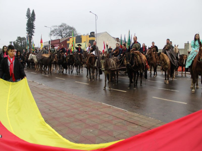 Abertura da Semana Farroupilha: Chama Crioula entregue s entidades e piquetes de Tupanciret 