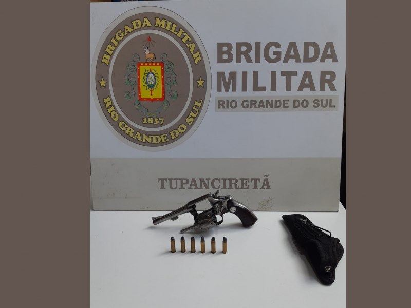 Homem com revlver na cintura  abordado pela Brigada Militar em Tupanciret