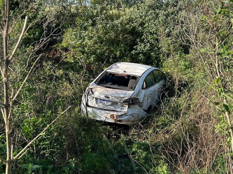 Motorista e passageiro saem ilesos aps capotamento na RSC-392, em Tupanciret