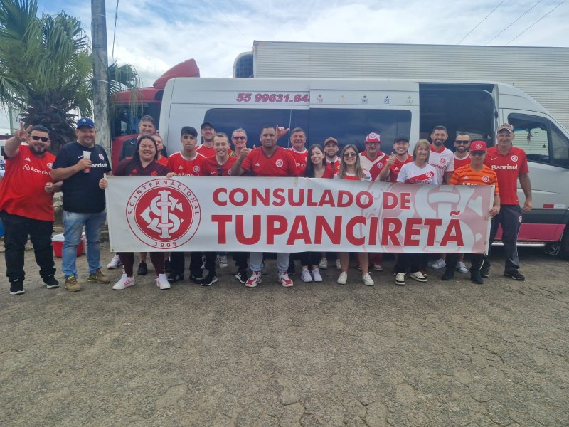 Torcedores colorados de Tupanciret comemoram vitria no GreNal no Beira-Rio