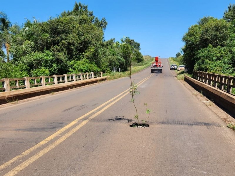 Buraco em ponte deixa trnsito em meia-pista na Faixinha