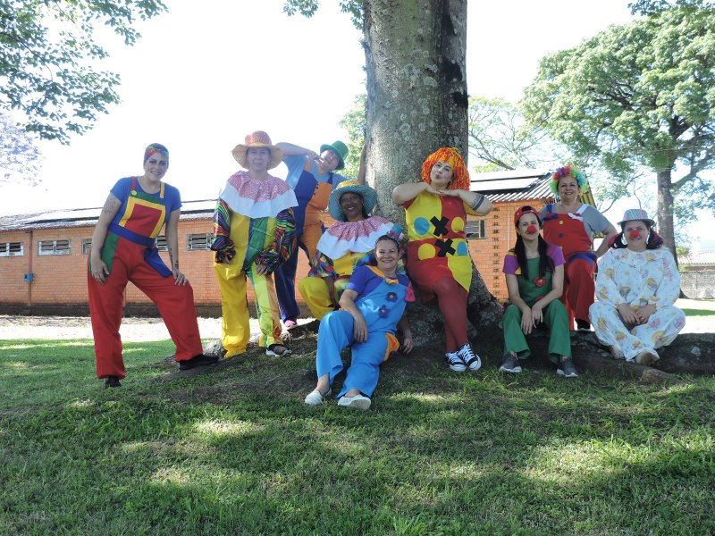 Grupo de professoras da educao infantil anima estudantes no ltimo dia da Feira do Livro