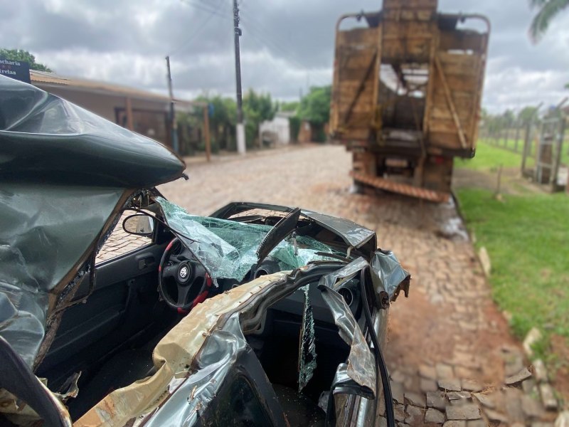 Veculo sofre perda total aps condutor colidir com caminho em Tupanciret