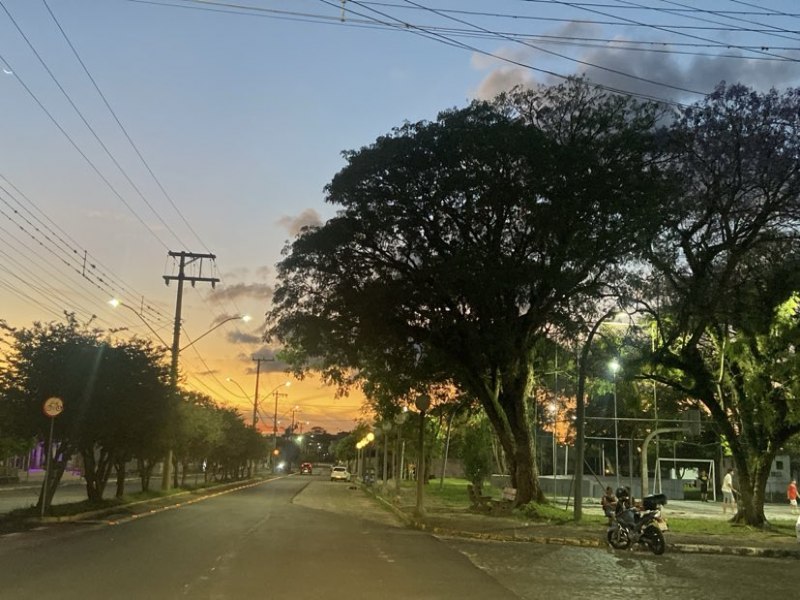 Sol aparece entre nuvens com possibilidade de chuva em Tupanciret