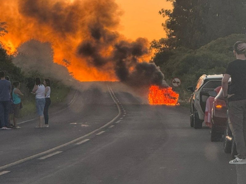 Veculo pega fogo em rodovia de Tupanciret, neste domingo (10)