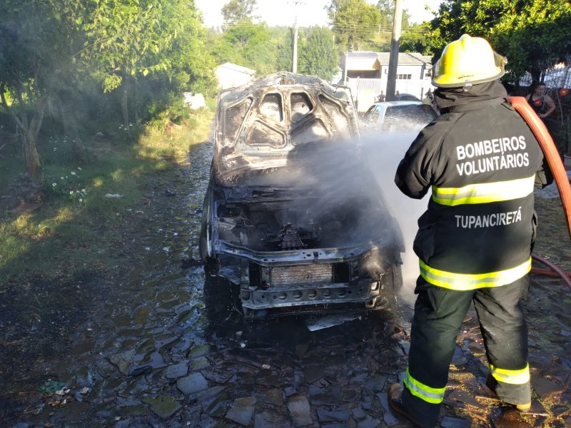 UBVT atende ocorrncia de incndio em veculo na Rua Ernane, Tupanciret 