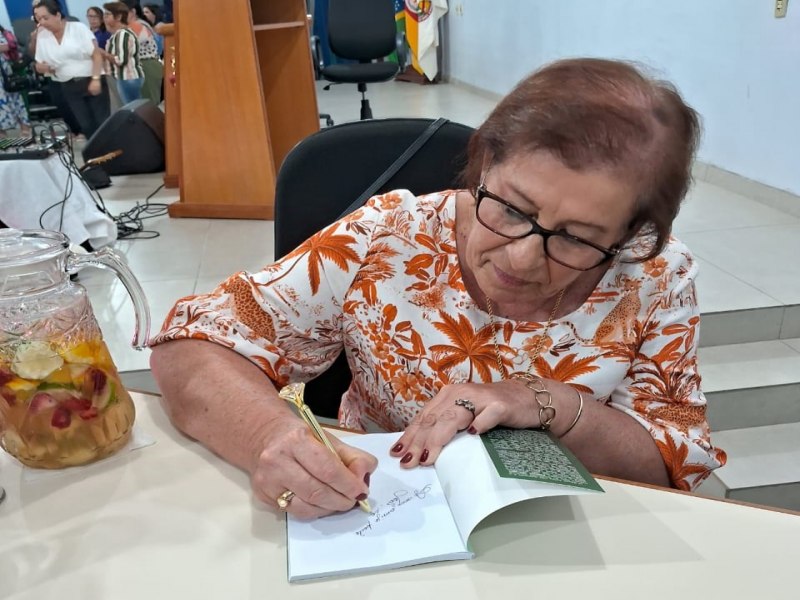 Noite de autgrafos de Fatima Mardini rene leitores em Tupanciret 