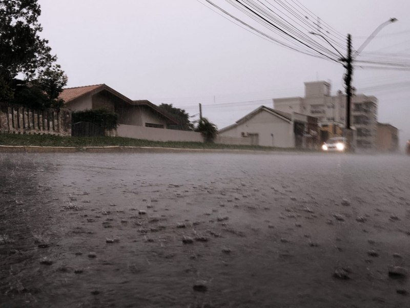 Alerta de tempestade para este domingo, dia 1,  informa o Inmet 