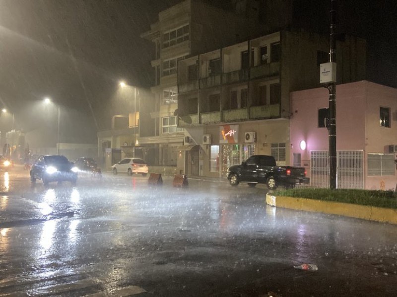 Tempestade: alerta do Inmet e Defesa Civil segue at a manh de segunda-feira, 2