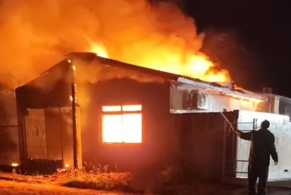 Incêndio destrói residência no bairro Beck em Tupanciretã Incêndio destrói residência no bairro Beck em Tupanciretã