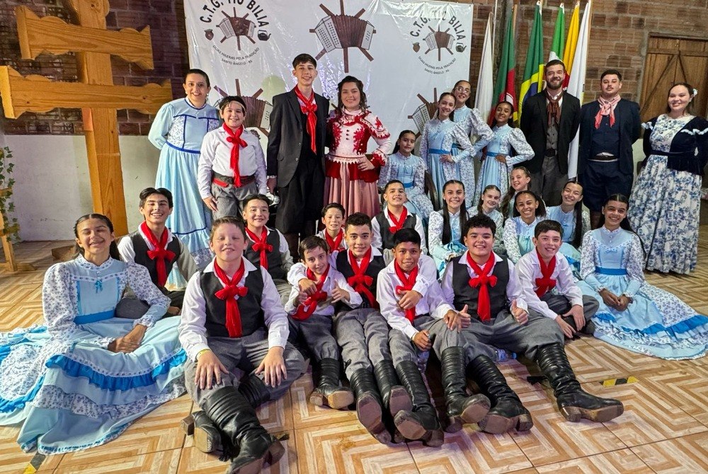  Invernada Mirim do CTG Tapera Velha conquista trof�u em rodeio art�stico de Santo �ngelo