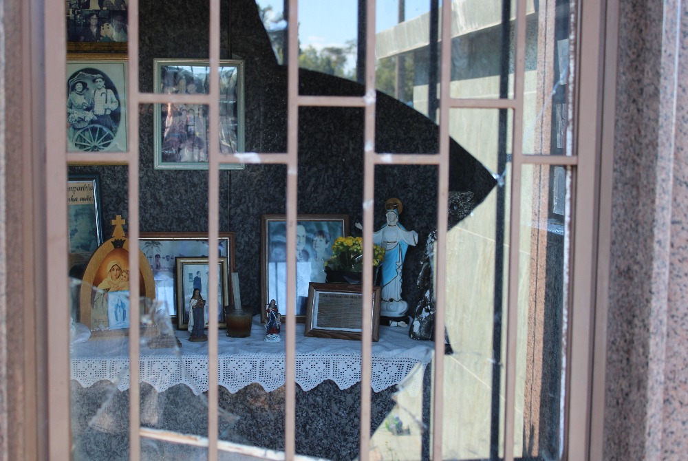 V�ndalos atacam t�mulos no Cemit�rio Municipal de Tupanciret� e furtam objetos de fam�lias
