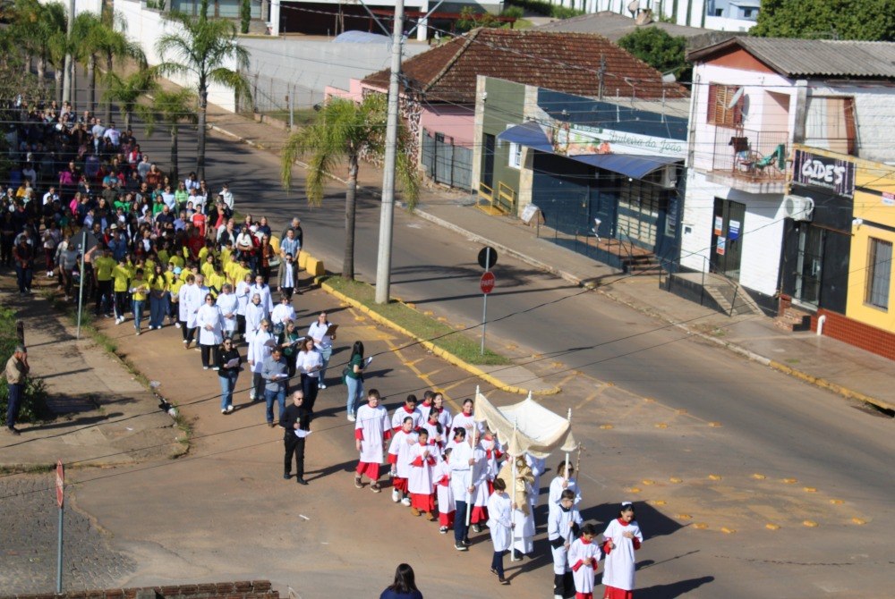 Confec��o de tapetes, prociss�o e missa marcam celebra��o de Corpus Christi em Tupanciret�