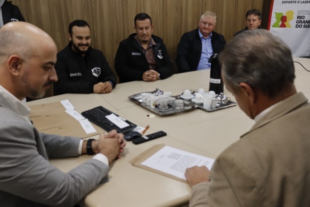 Ilumina��o do 'Campo da Baixada' avan�a com assinatura de conv�nio entre Estado e Munic�pio