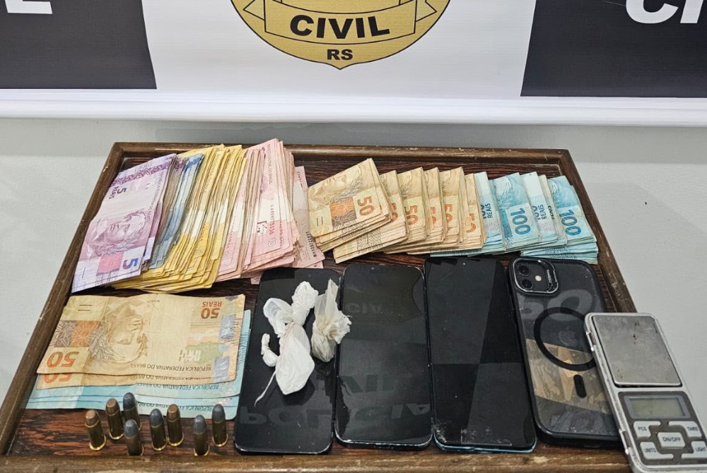 A��o da Pol�cia Civil apreende R$ 17,2 mil, drogas e muni��es em J�lio de Castilhos