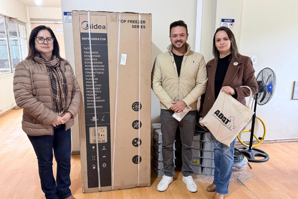 Ganhador do IPTU Premiado doa refrigerador � ADAT e transforma pr�mio em gesto de solidariedade