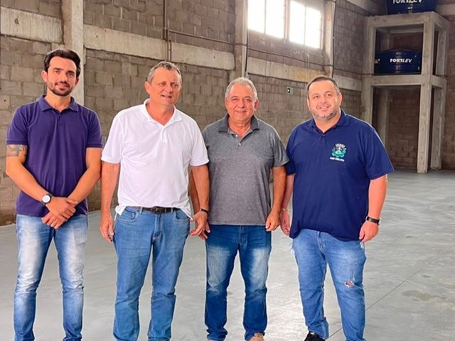 Pedro Coelho participa da entrega do novo barrac&atilde;o da Recicla Goioer&ecirc;