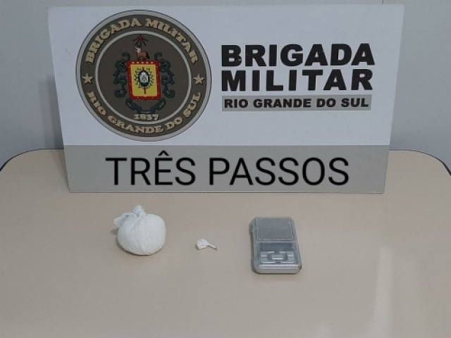 Brigada Militar prende três jovens por tráfico de drogas em Três Passos