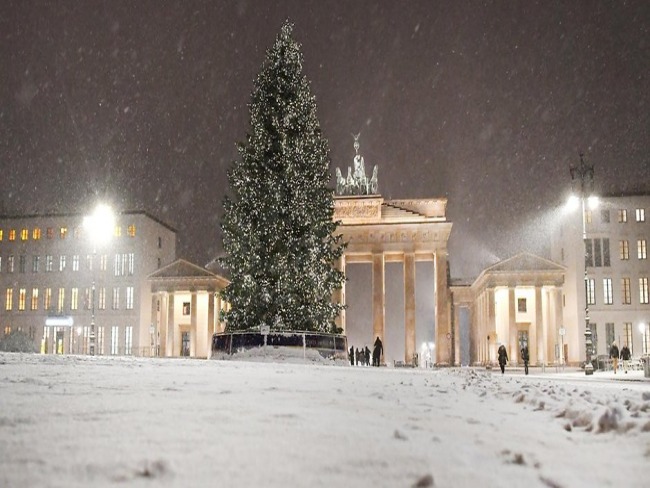Neve, fogos e luzes tingem o Rveillon de Berlim