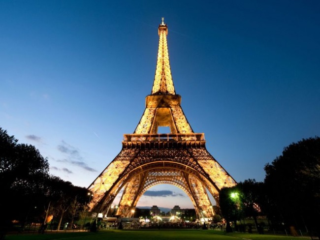 Torre Eiffel volta a receber turistas
