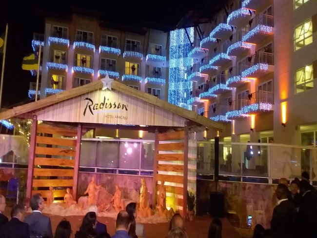 Radisson Hotel Aracaju impacta a orla de Atalaia com sua decoração natalina
