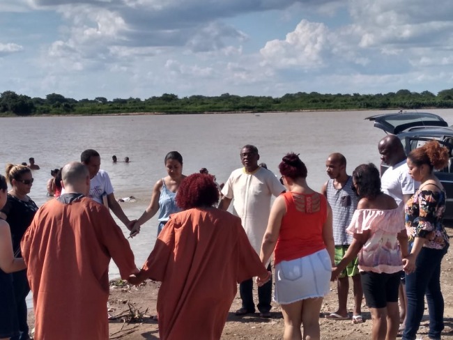 Primeira Igreja Batista de Corumb/MS realiza batismo no Rio Paraguai