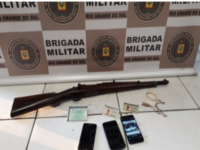 Dupla  presa por porte ilegal de arma restrita, no bairro Vila Nova, em Parob
