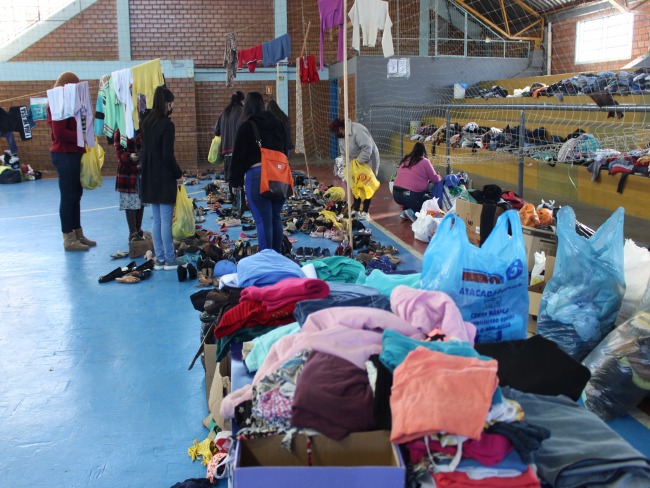 Varal Solidrio disponibiliza intrprete para auxiliar os surdos na escolha de roupas