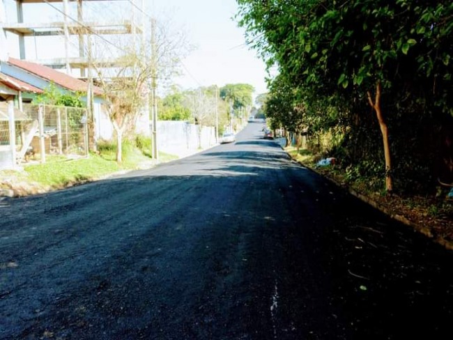 Asfaltamento da segunda parte da rua Coronel Diniz, no bairro Santa Teresinha segue em andamento
