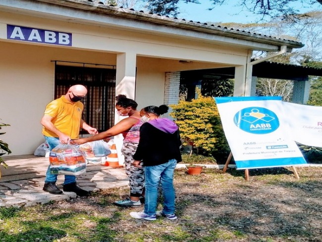 Ao promovida na AABB Comunidade doa cestas bsicas e kits de higiene e limpeza a famlias de alunos de Taquara