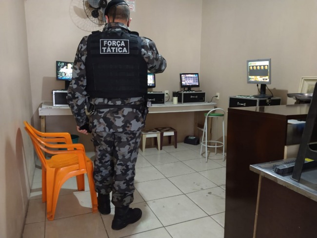 Brigada Militar realiza operao e apreende drogas e maquinas de caa-nqueis