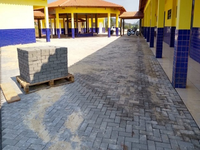 Escola do Residencial Azaleia est recebendo pavimentao no ptio