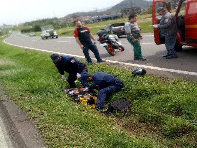 Motociclista perde o controle e cai na ERS-239, em Parobé 