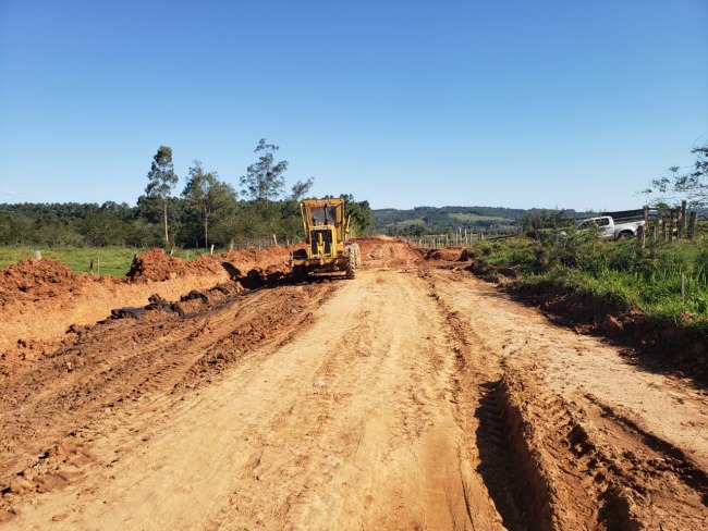 Prosseguem obras de Pavimentação da Estrada Santa Cristina do Pinhal   