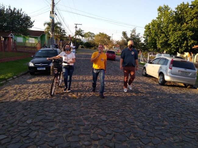 Cléo da Vip faz campanha com uso de bicicleta  