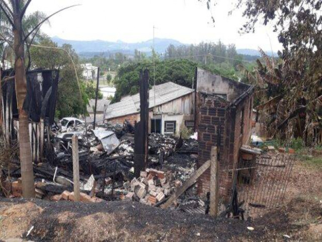 Homem morre em incndio de residncia no bairro Guaruj 