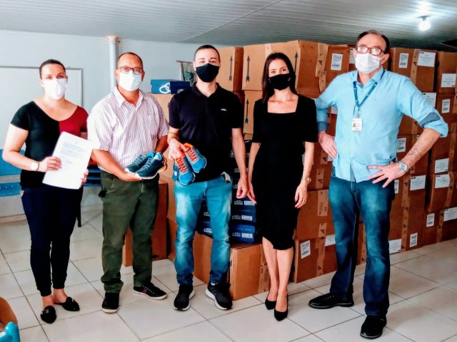 CRAS de Taquara recebe doao de quase 1500 pares de calados 