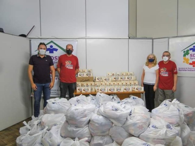 Igrejinha recebe doao de 150 cestas bsicas