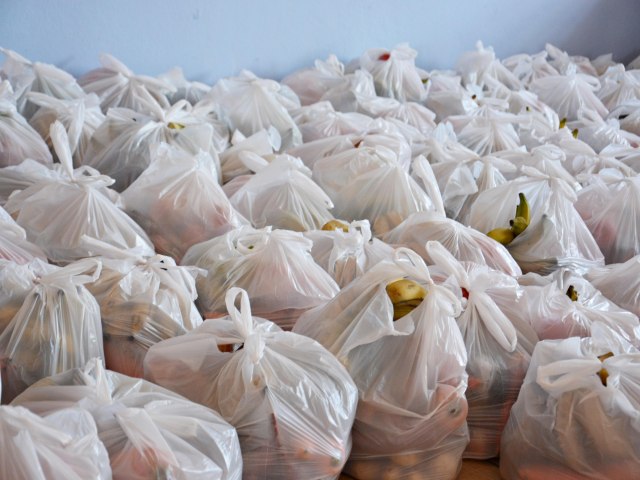 Mais de dois mil kits de alimentos da merenda escolar so entregues aos alunos da rede municipal de Taquara