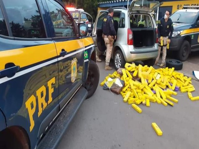 PRF prende dois traficantes transportando 300 quilos de maconha em um carro roubado 