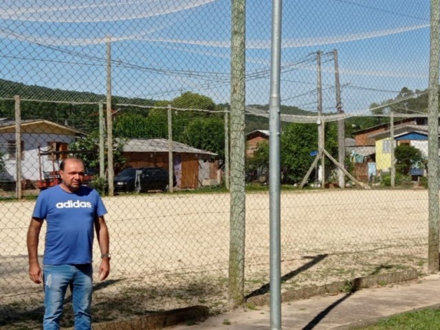 Marivaldo Leal solicita instalao de banheiro ao lado do campo da Morada Verde