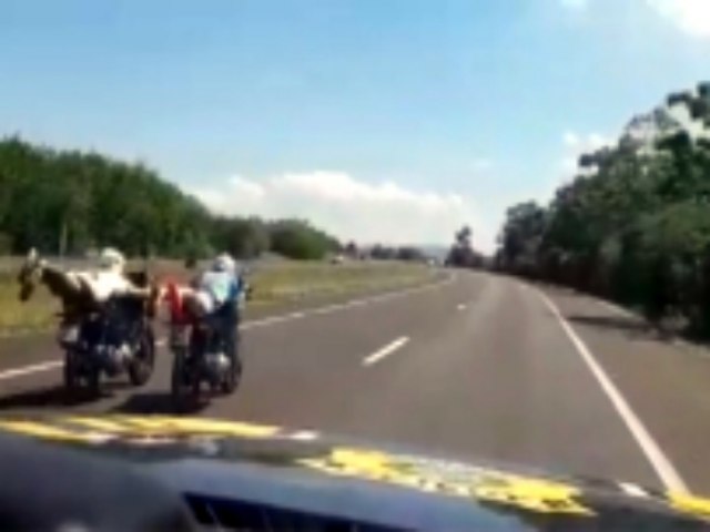 PRF intercepta motociclistas fazendo malabarismos na BR-116