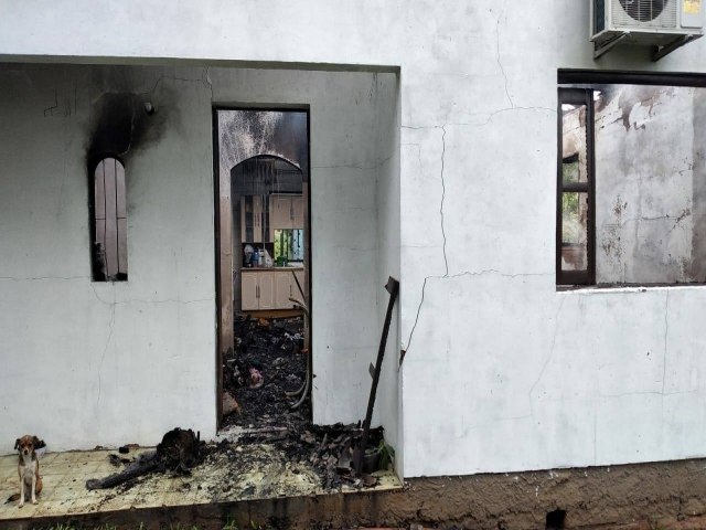 Residncia em Parob fica completamente destruda em incndio 